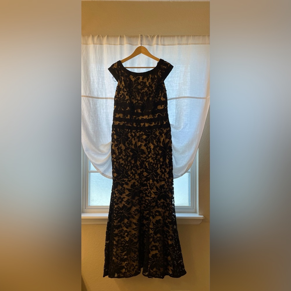 TADASHI SHOJI Gown, 14P